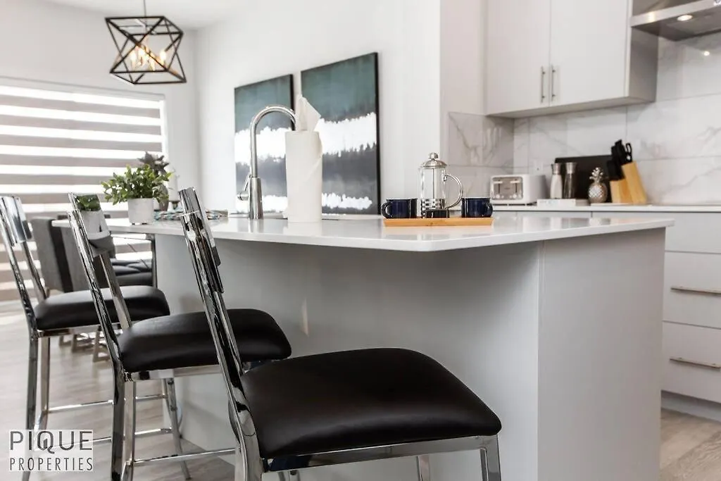 *New*Chic Modern Home*King Bed*Foosball*Sleeps 8! Edmonton Holiday home
